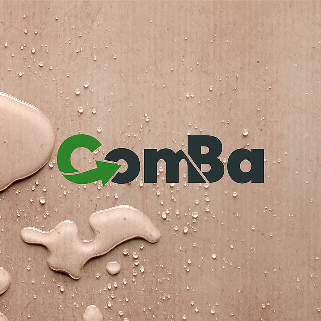 Logo ComBa na papíru s kapkami vody