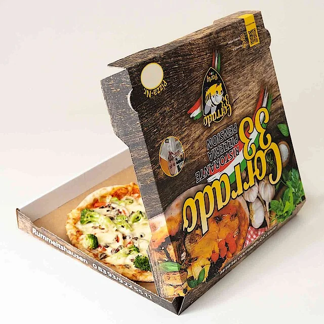 Pizza in geöffneter Pizzabox mit Verschluss
