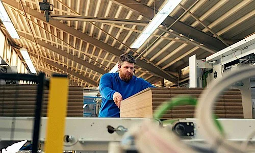 Technologue en emballage au travail