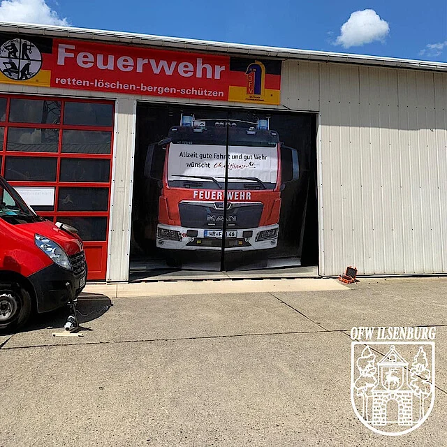 Ein großes Plakat mir einem aufgedruckten Feuerwehrauto.