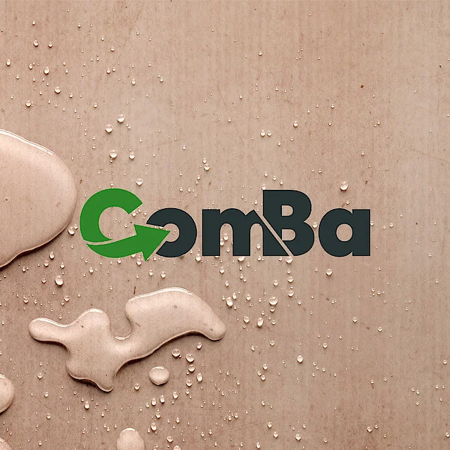 Das ComBa Logo auf einem Papier mit Wassertropfen