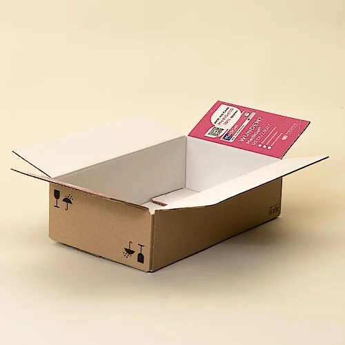 Unboxing eines Versandkartons für Apotheken mit Innendruck